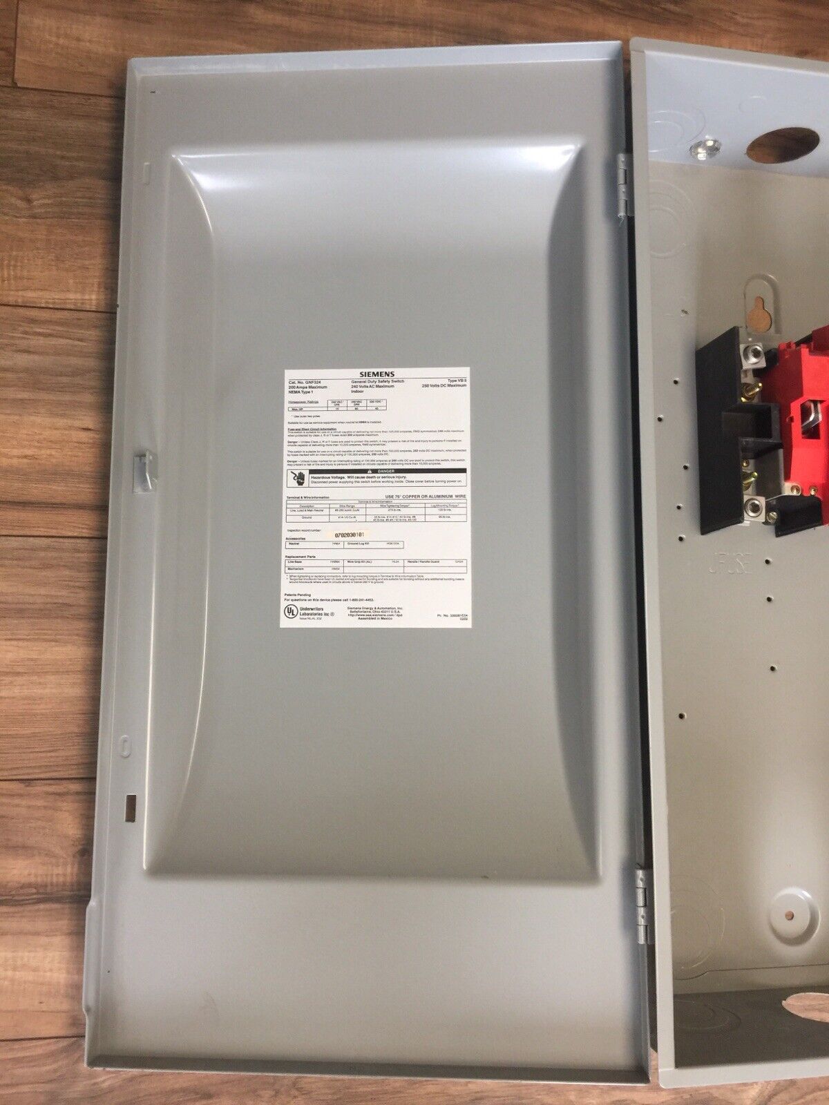 SIEMENS GNF324 NON FUSIBLE SAFETY SWITCH 200A 240VAC 250VDC TYPE BVII 60HP NEMA