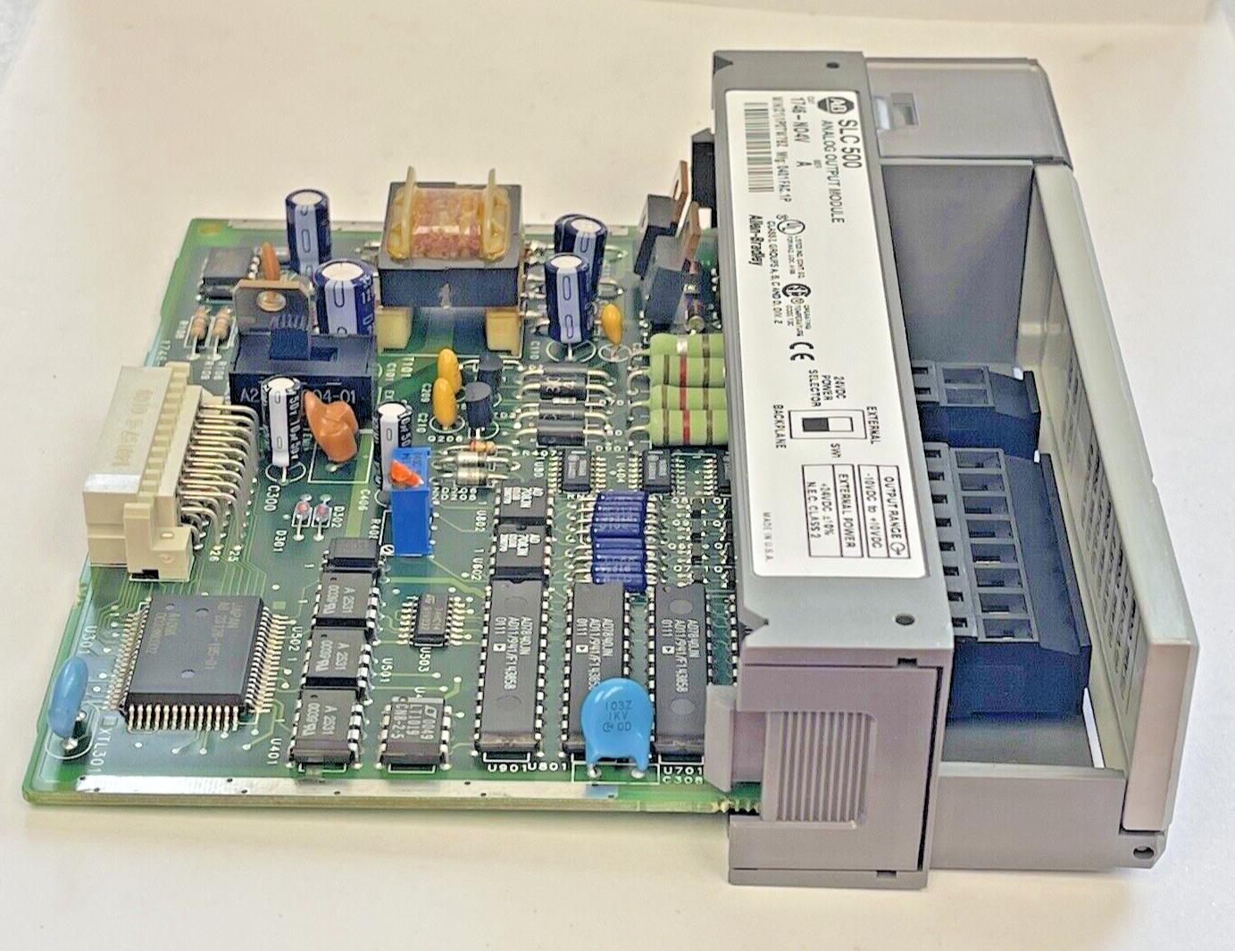 ALLEN BRADLEY - 1746-N04V SER. A - SLC 500 ANALOG OUTPUT MODULE - 24VDC PWR SELE