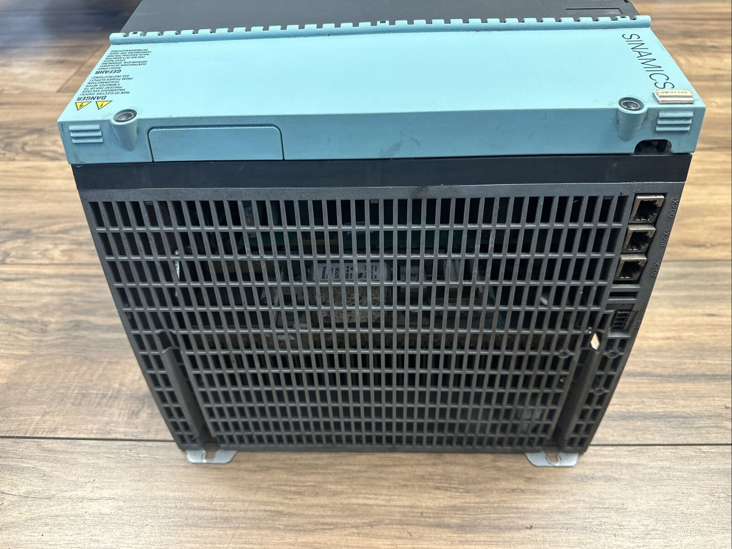 SIEMENS 6SL3120-1TE31-3AA3 SINGLE MOTOR VERSION E OUTPUT 3AC 400V 132A INPUT DC