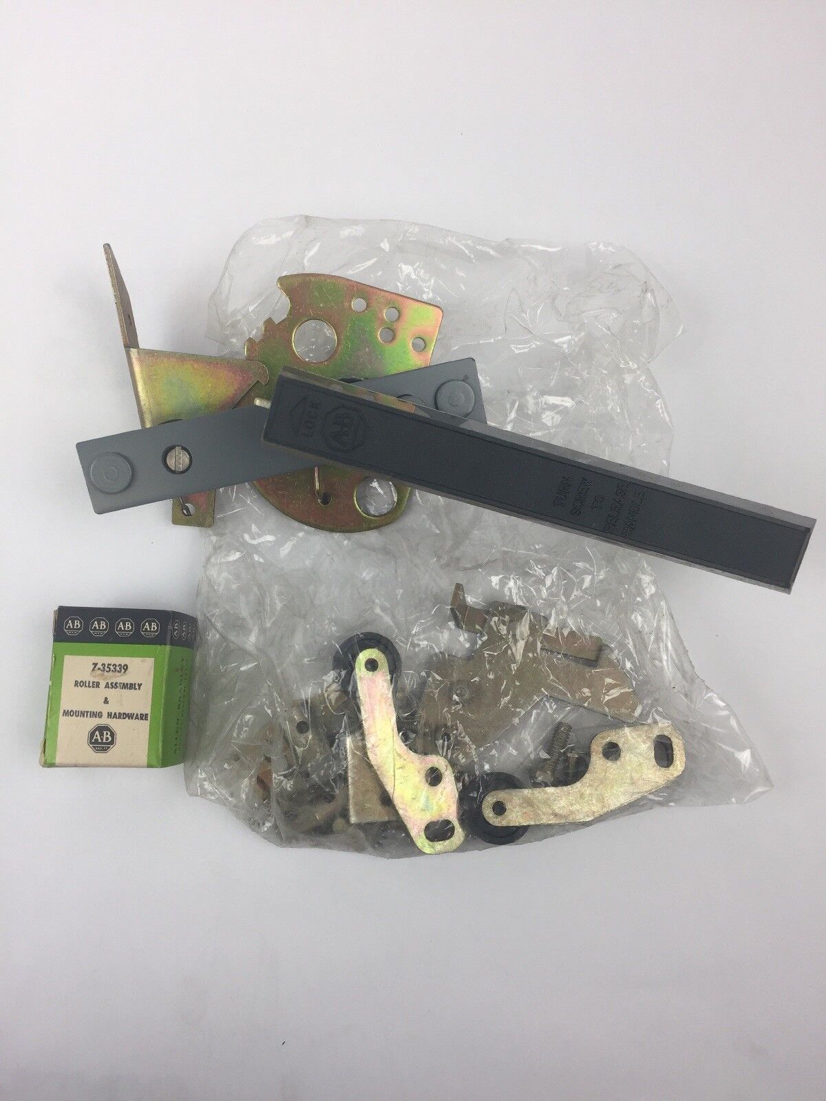 ALLEN BRADLEY 1494V-L3 DOOR HARDWARE KIT RIGHT HAND TOP BOTTOM SIDE LATCHING