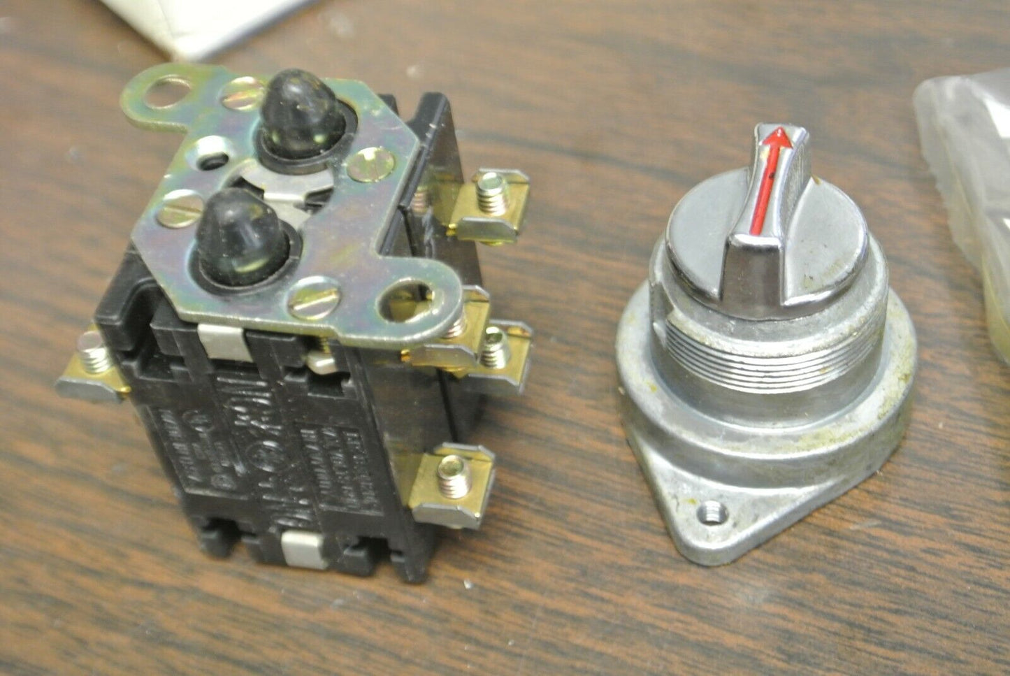 GENERAL ELECTRIC CR2940UB203M HD OILTIGHT SELECTOR SWITCH / RED / NEW SURPLUS