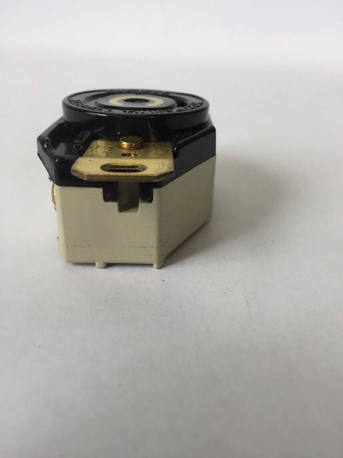 HUBBELL HBL2610 HBL TWIST-LOCK RECEPTACLE 30A 125V 2 POLE 3 WIRE GROUNDING