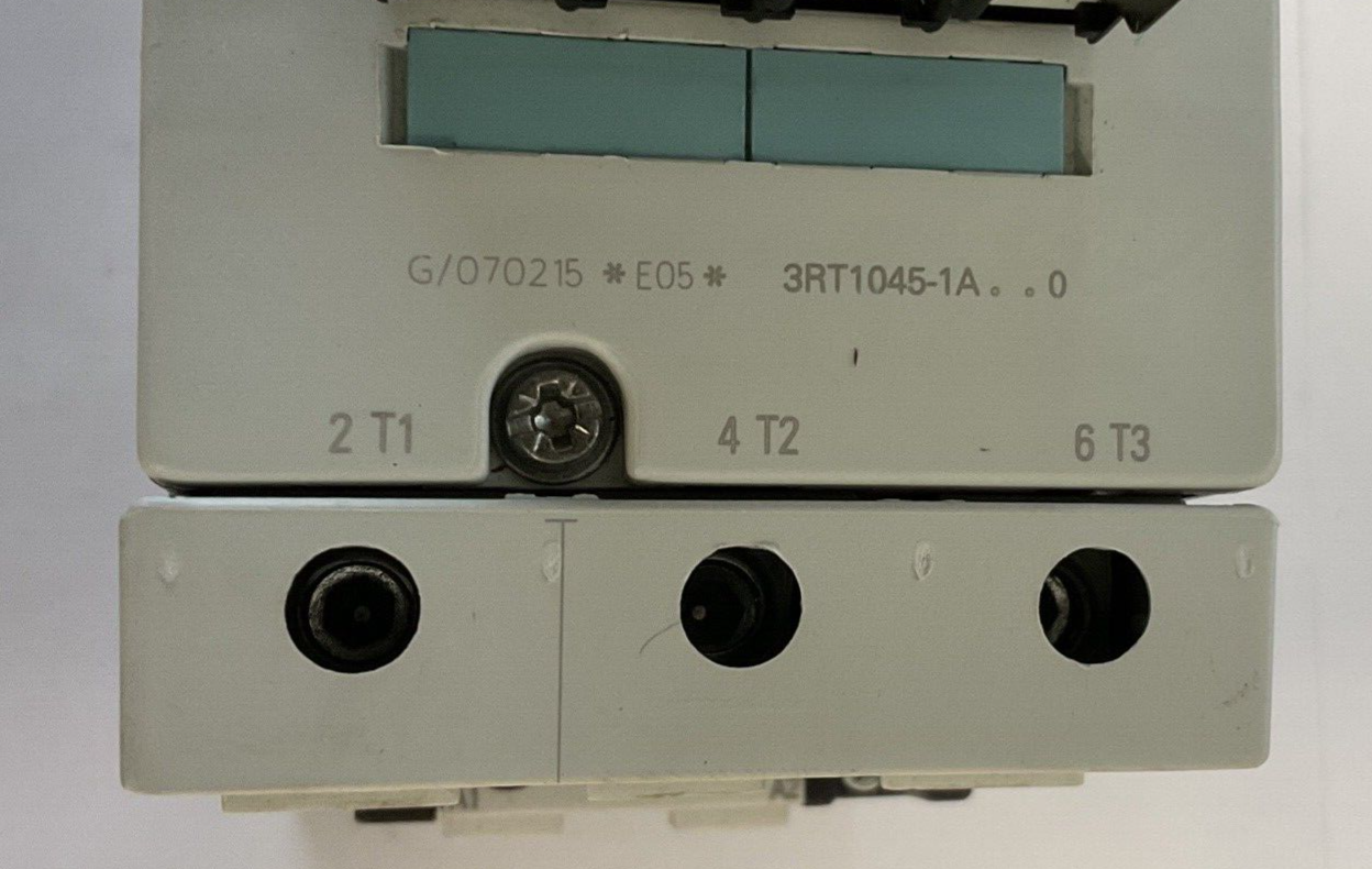SIEMENS 3RT1045-1AB00 CONTACTOR 600V 24VDC 50HZ W/ 3RH1921-1HA22