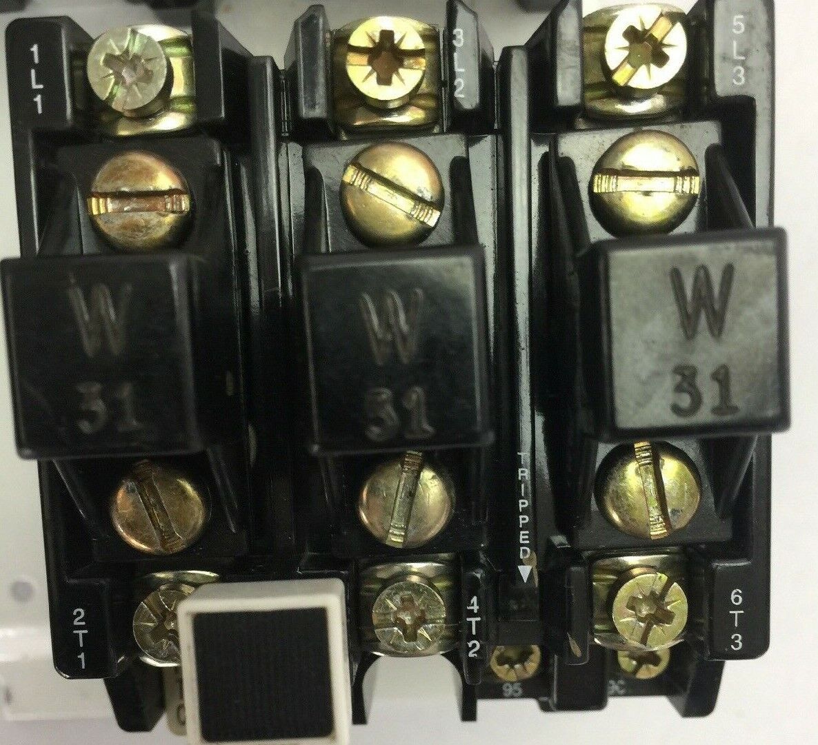 ALLEN BRADLEY 105-A09NDJ0V REVERSING STARTER 100-A09ND3 600VAC 9A 592-J0V16 W31