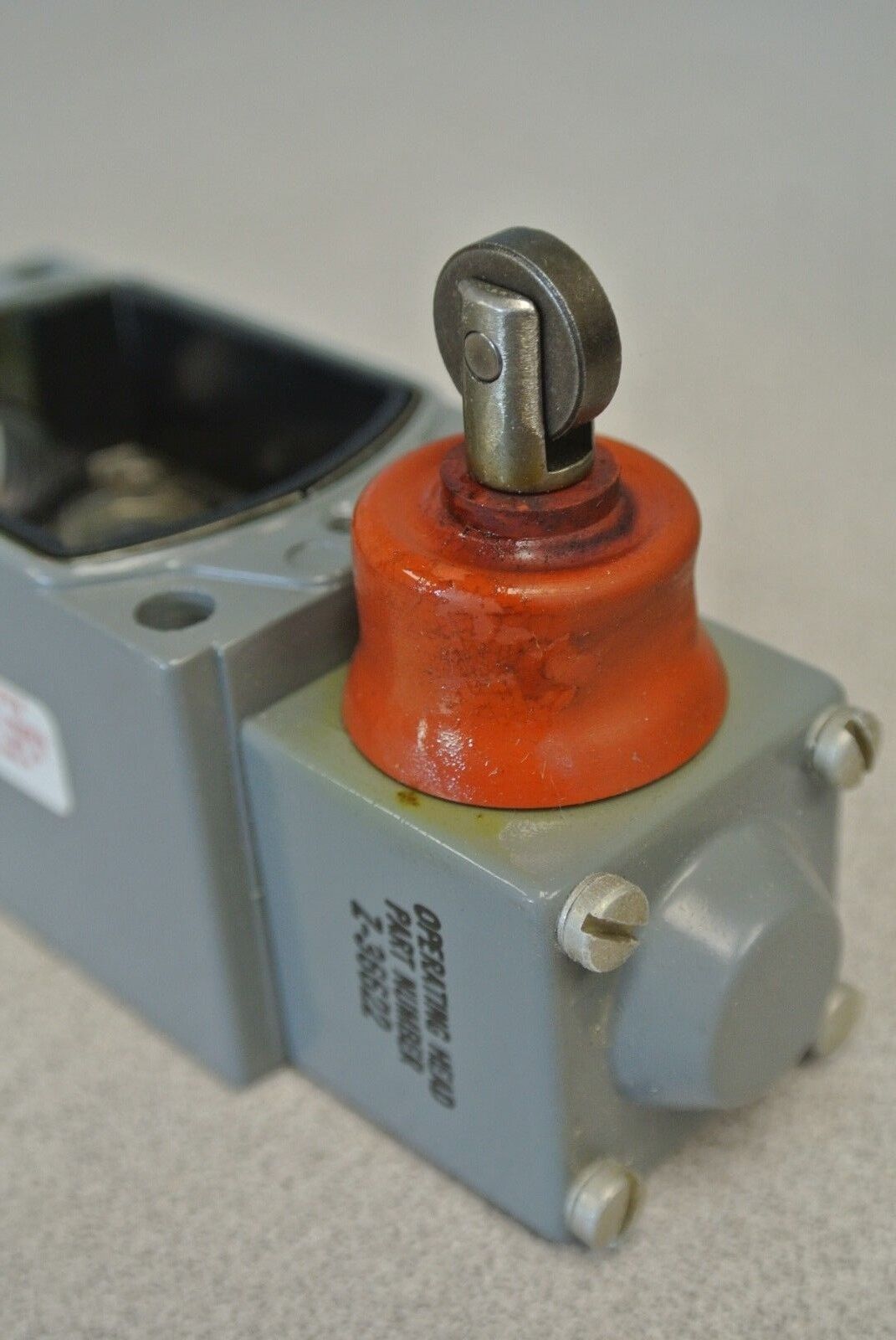 ALLEN-BRADLEY 802R-KF / OILTIGHT LIMIT SWITCH, SIDE PUSH ROLLER / NEW SURPLUS