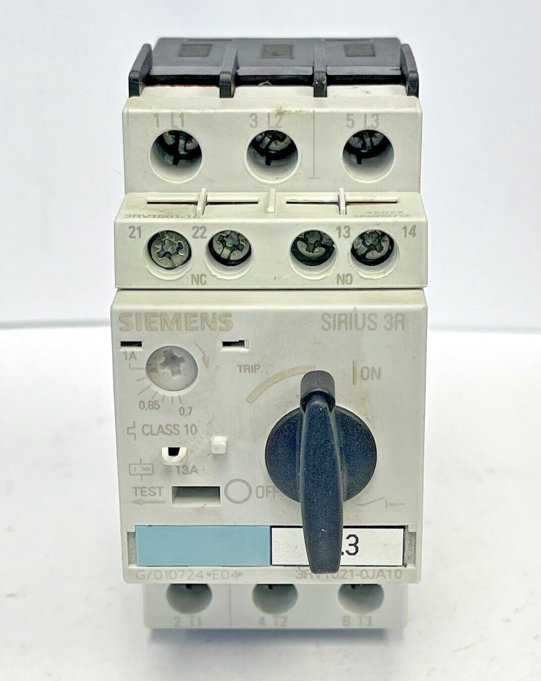 SIEMENS - 3RV1021-0JA10 & 3RV1901-1E - CIRCUIT BREAKER W/ SWITCH TRANSVERSE