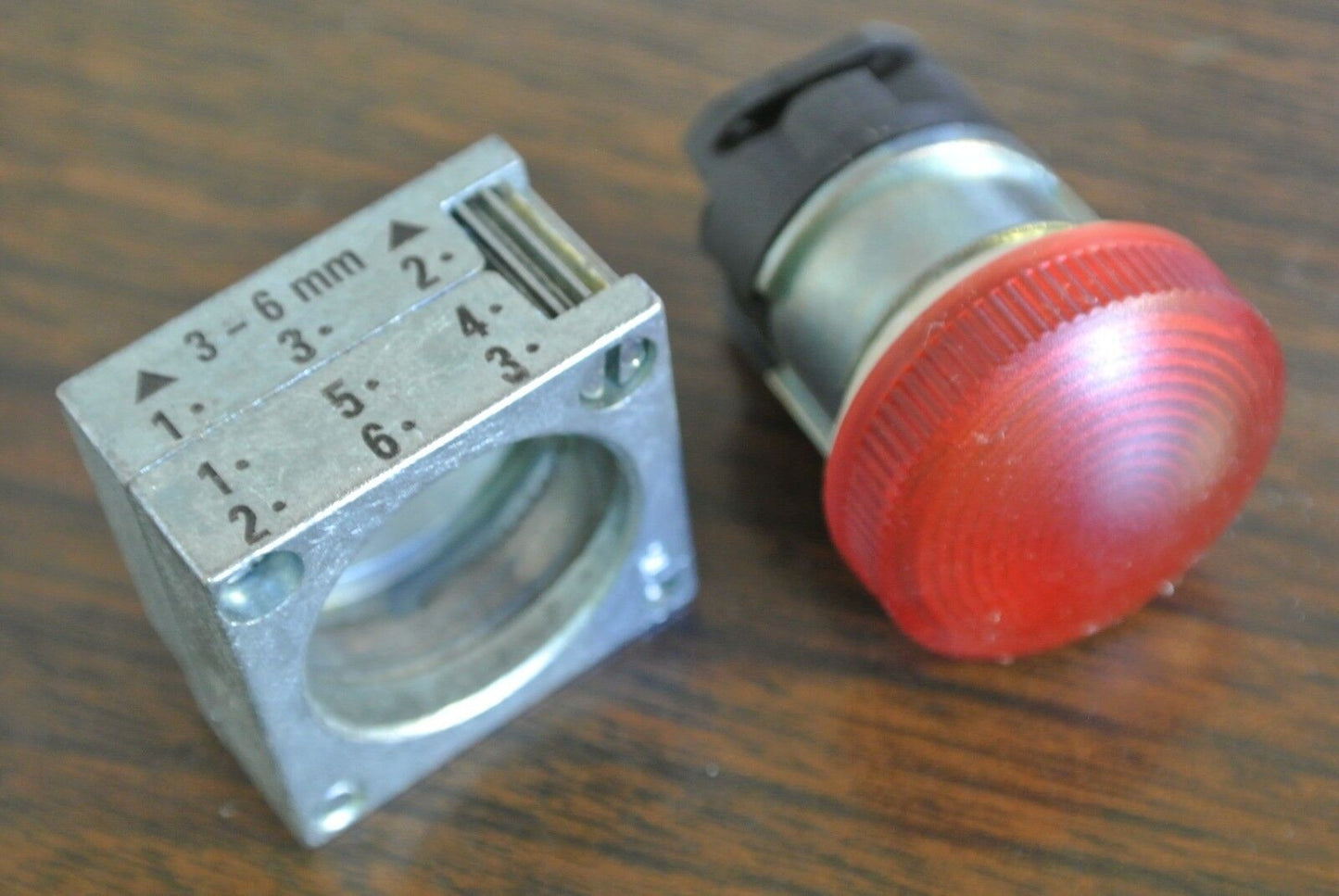 SIEMENS 3SB3501-6BA20 - PILOT LIGHT w/ CONC. RING - RED - NEW SURPLUS