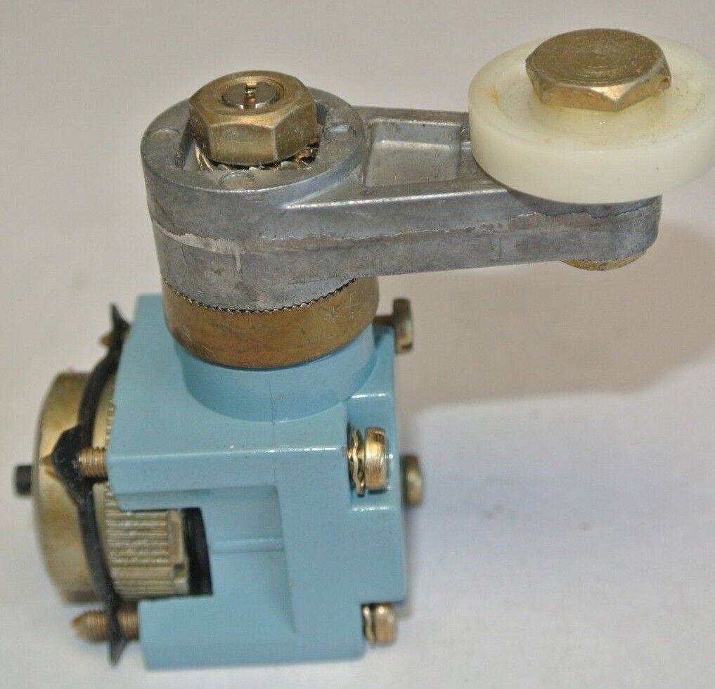 TELEMECANIQUE XCK-D31 LIMIT SWITCH ROLLER-TYPE HEAD - NEW SURPLUS- ZCK-31