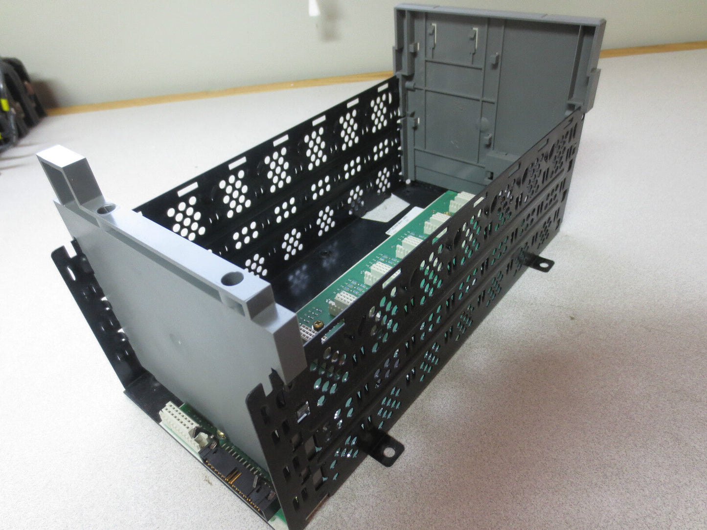 ALLEN-BRADLEY 1746-A7 Ser. B - SLC500 7-SLOT RACK / CHASSIS