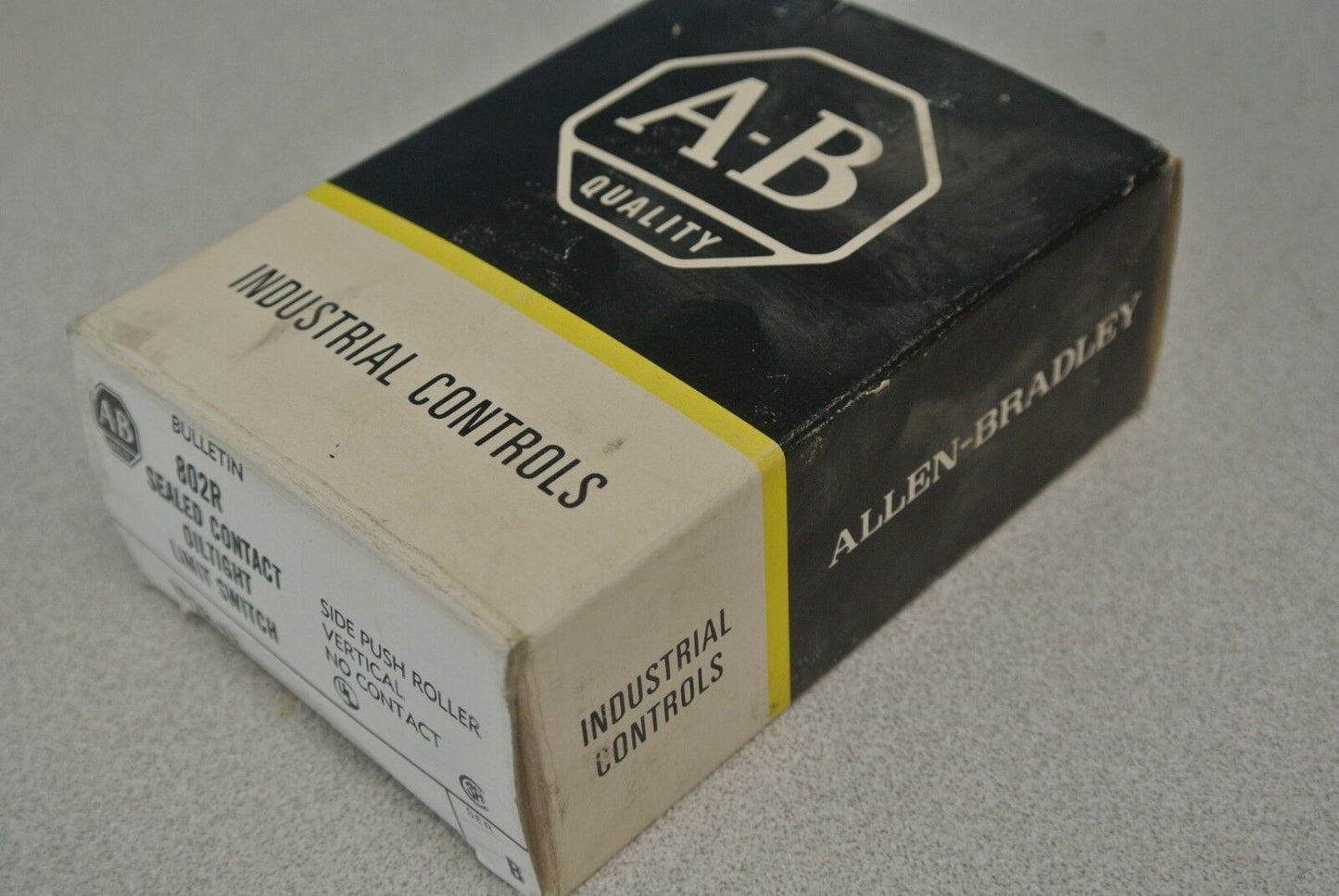 ALLEN-BRADLEY 802R-KF / OILTIGHT LIMIT SWITCH, SIDE PUSH ROLLER / NEW SURPLUS