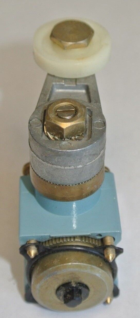 TELEMECANIQUE XCK-D31 LIMIT SWITCH ROLLER-TYPE HEAD - NEW SURPLUS- ZCK-31