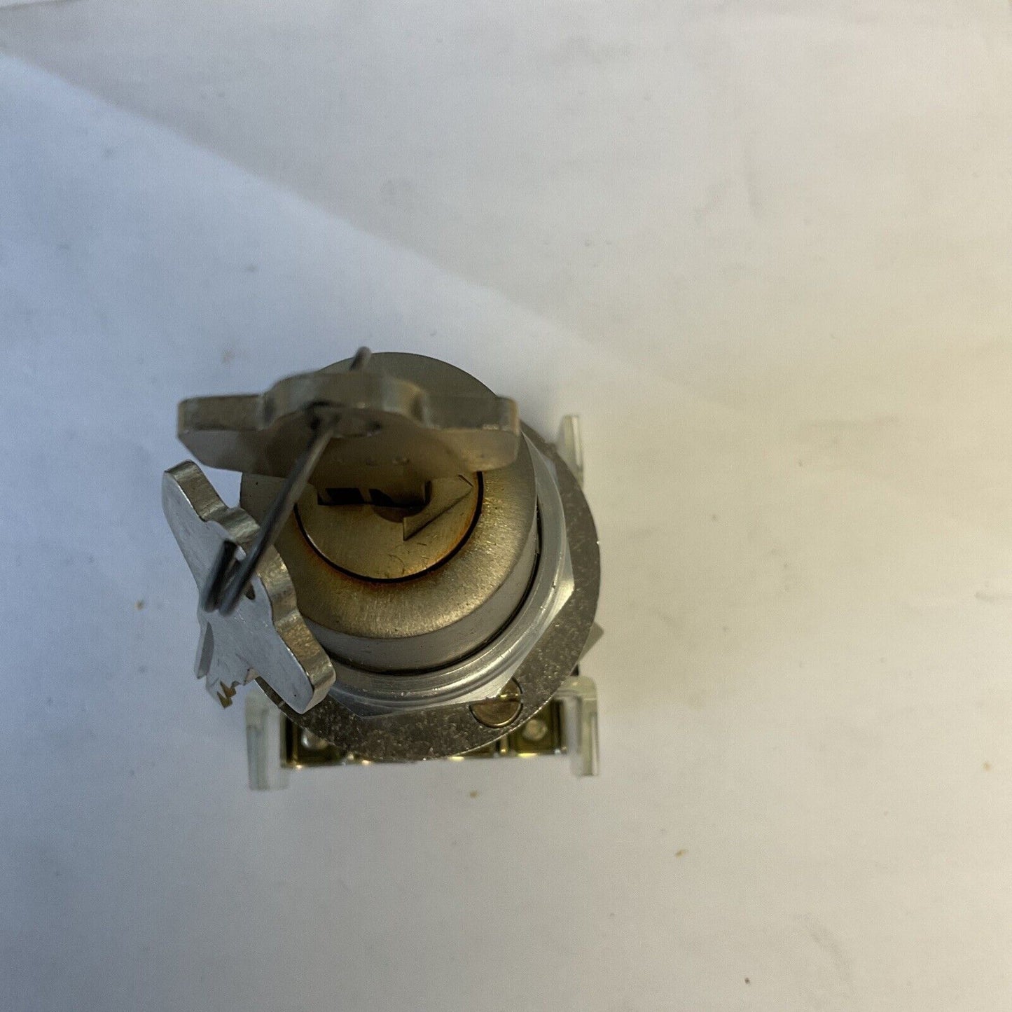 ALLEN BRADLEY 800T-J5203KC1B KEYED SELECTOR SWITCH 3POS. SRPING RETURN SER.T