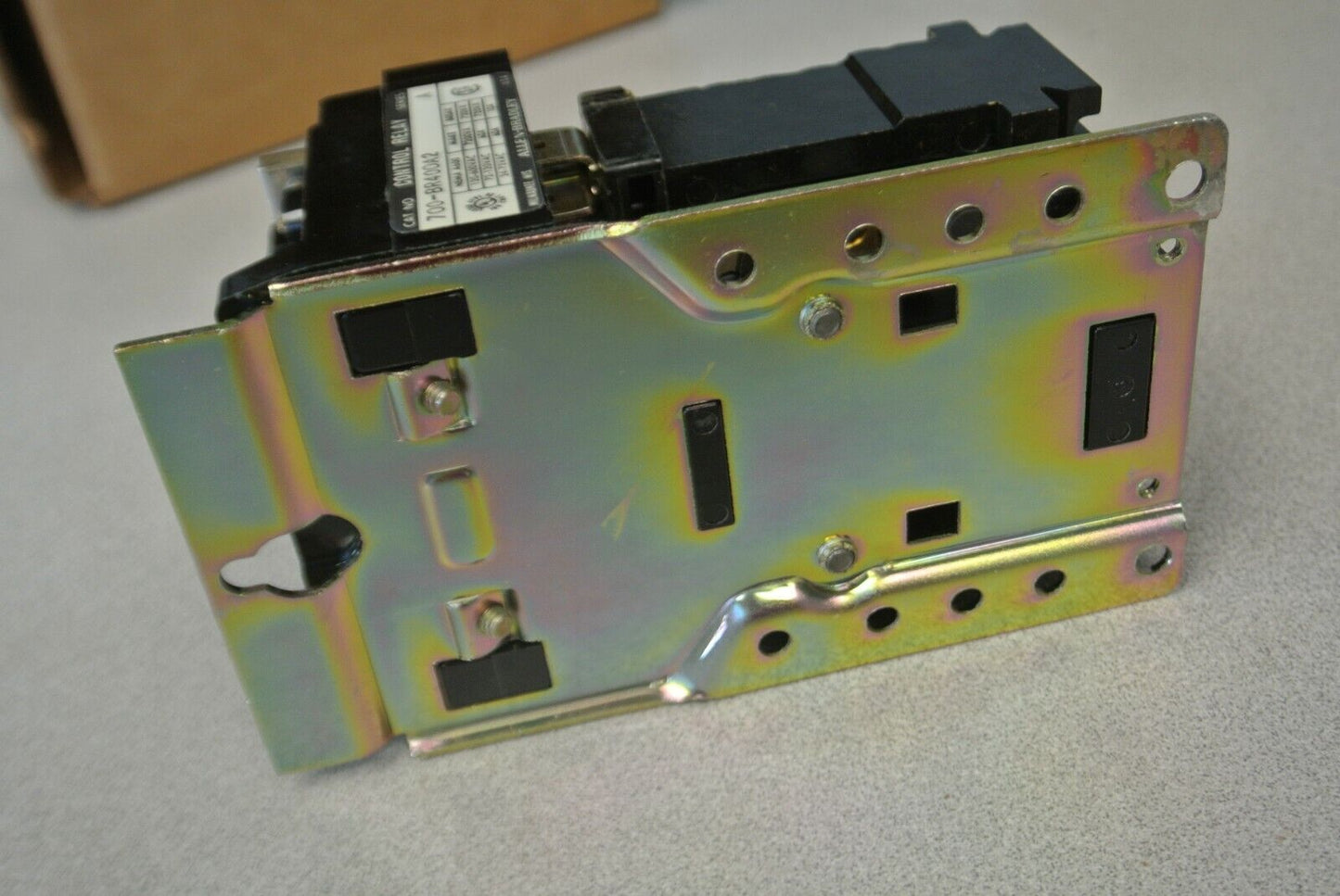 ALLEN-BRADLEY 700-BR400A2 TYPE BR AC RELAY / 240V, 60Hz / 4 N.O. / NEW SURPLUS