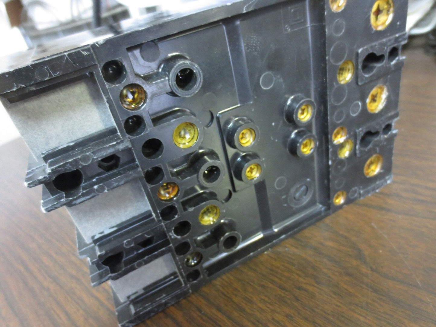SQUARE D Q2L3150 CIRCUIT BREAKER 150A, 240VAC 3-POLE - ONLY 1 LUG SCREW
