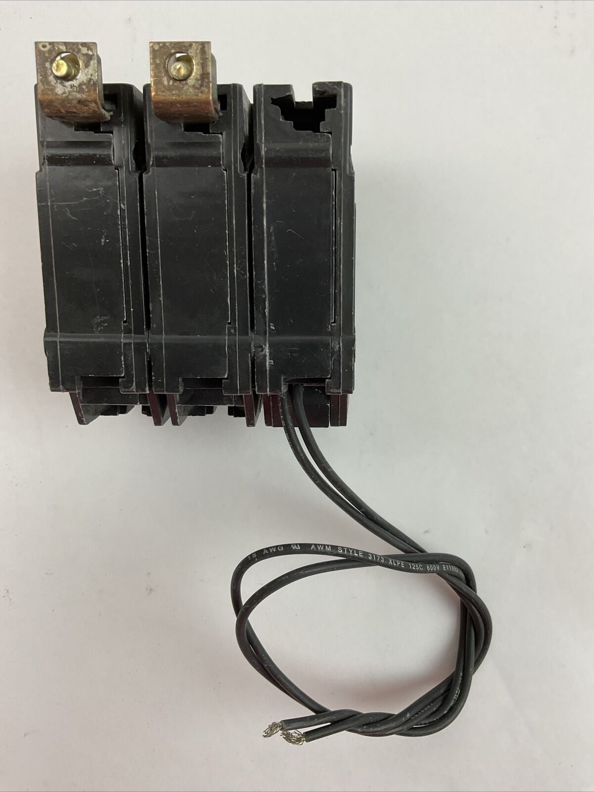 GE THQB220 CIRCUIT BREAKER 2POLE 20AMP 120/240VAC TQSTA1 SHUNT TRIP DEVICE