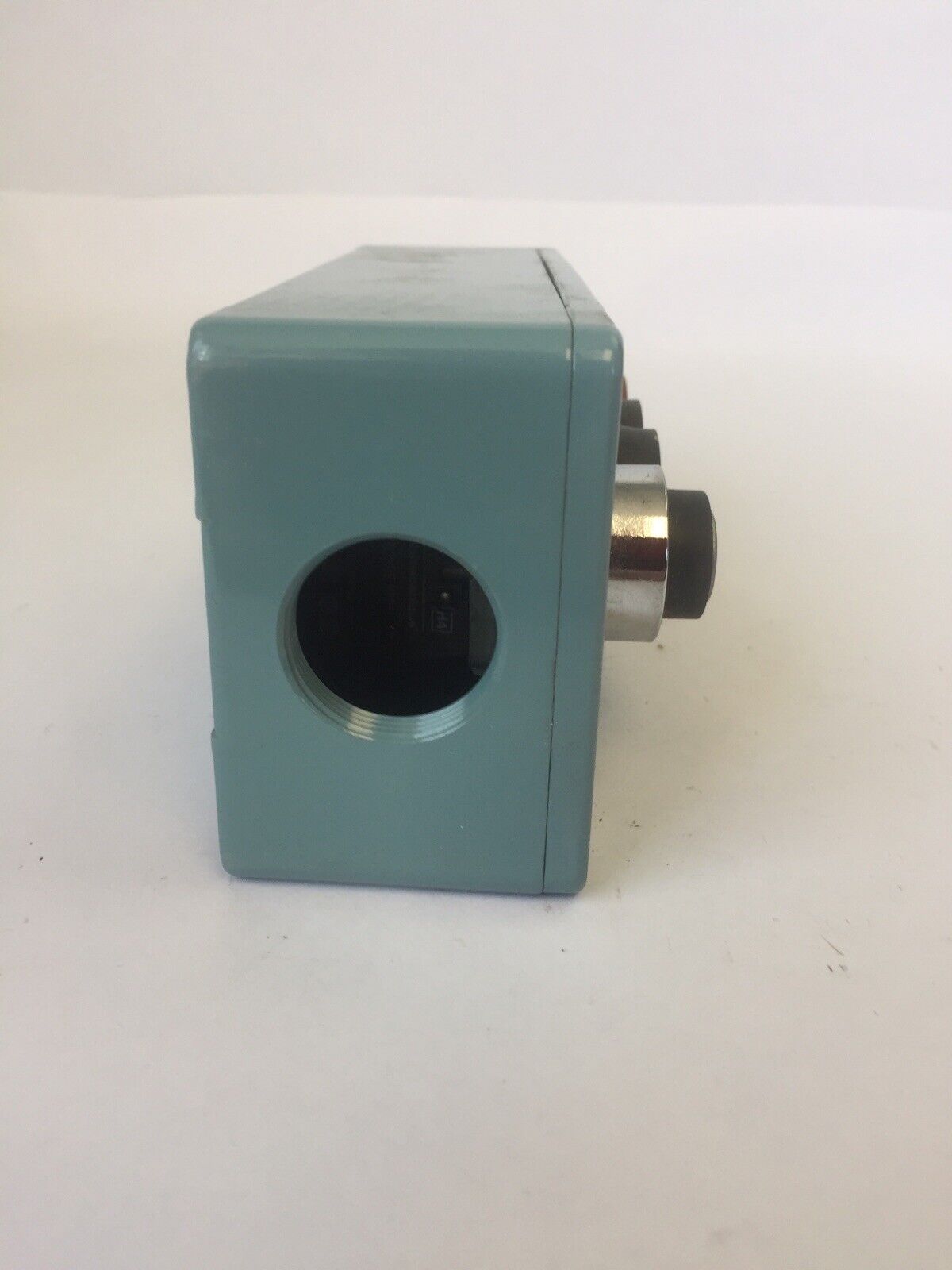 TELEMECANIQUE XAP M 3204 STOP/CLOSE/OPEN PUSH BUTTON ENCLOSURE WITH LOCK