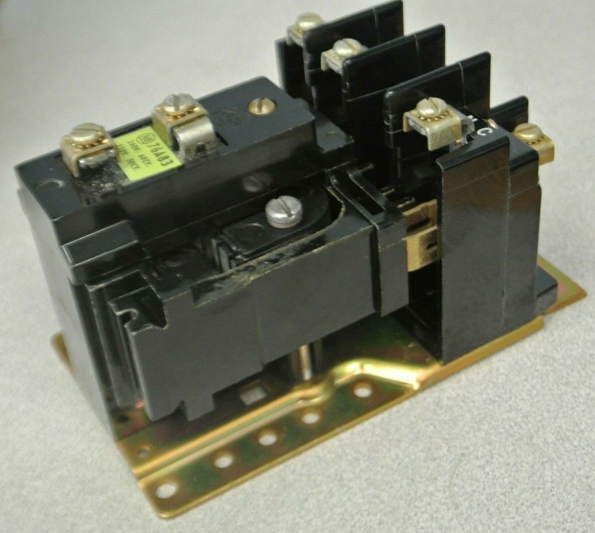 ALLEN-BRADLEY 700-BR030A2 TYPE BR AC RELAY / 240V, 60Hz / 3 N.C. / NEW SURPLUS