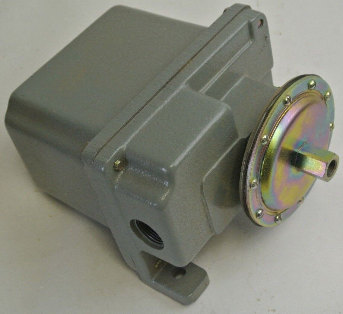 SQUARE D 9012 GAR1 - ELECTROMECHANICAL PRESSURE SWITCH - NEW SURPLUS