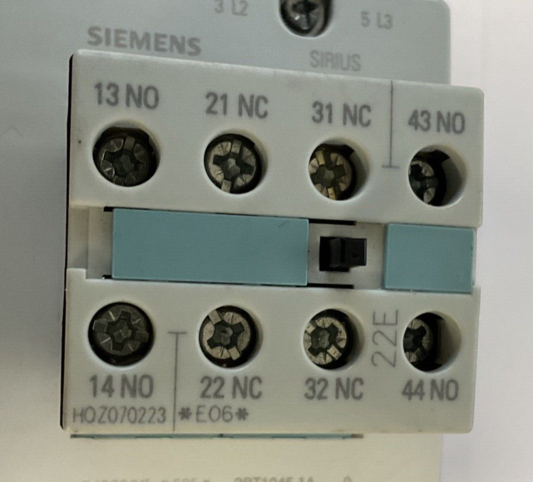 SIEMENS 3RT1045-1AB00 CONTACTOR 600V 24VDC 50HZ W/ 3RH1921-1HA22
