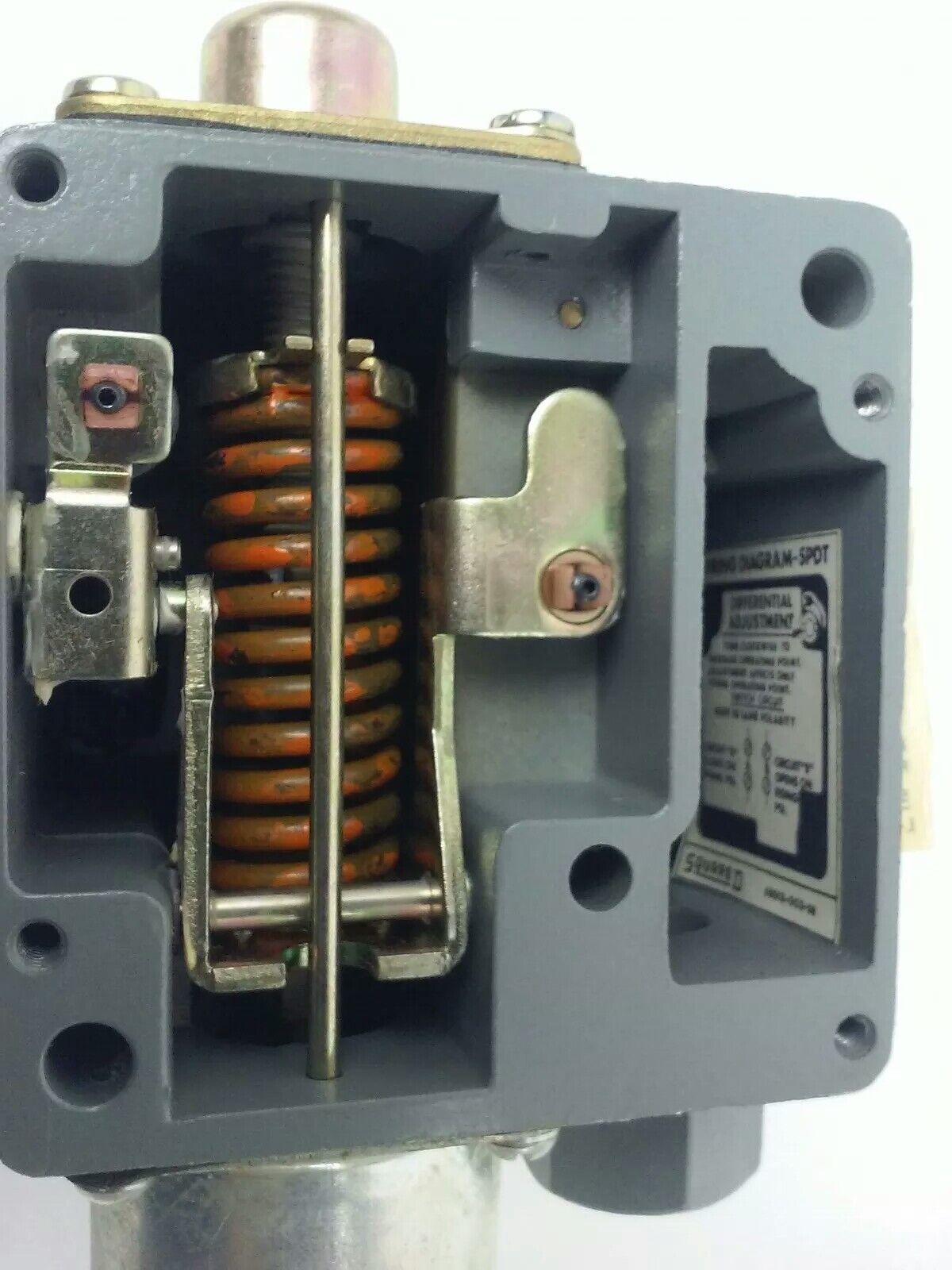 SQUARE D 9012 ACW1S11 SER.B, PRESSURE SWITCH, SET 40-44 PSI, FORM V, 9012 ACW1