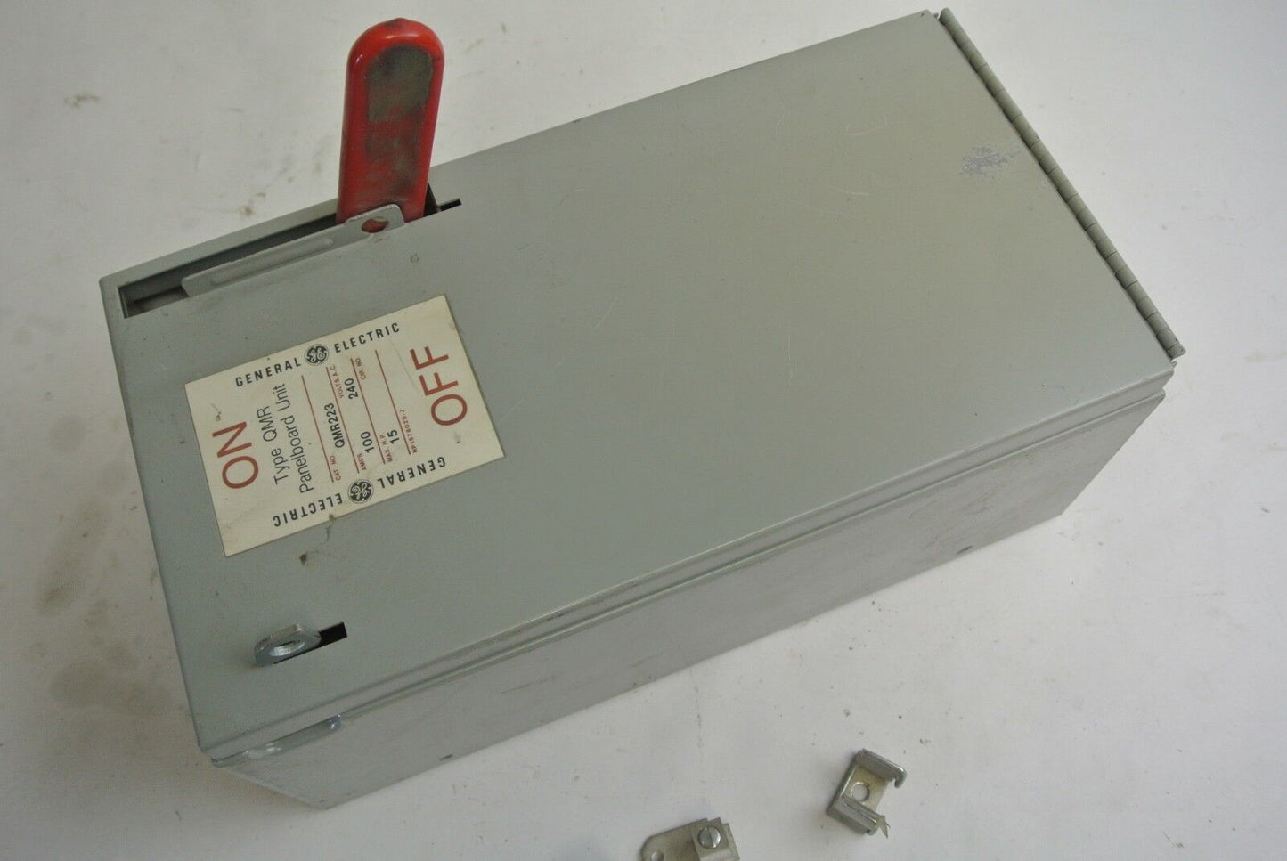 GE QMR223 FUSIBLE QMR-TYPE PANELBOARD / DISCONNECT SWITCH - 240V, 100A, 15HP MAX