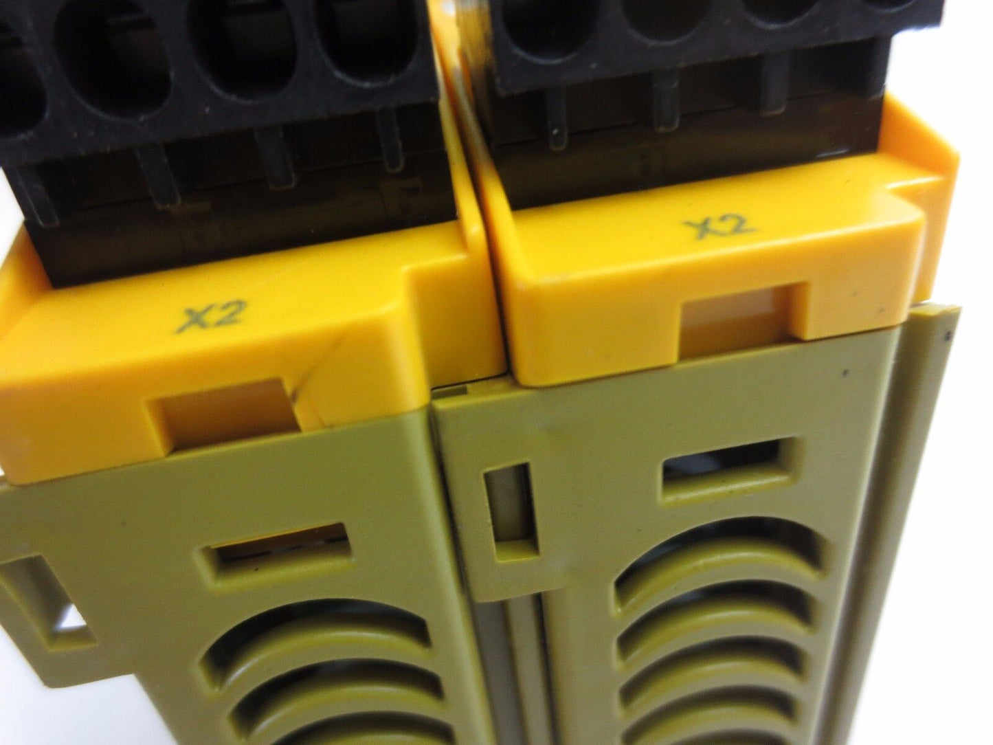 PILZ PNOZ mo4p 773536 SAFETY RELAY OUTPUT MODULE 240VAC, 6A / 24V, 6A LOT of 2