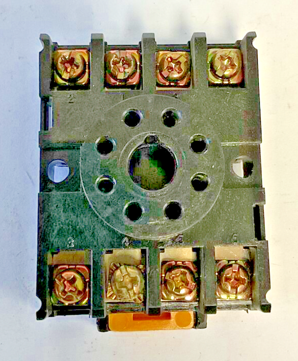 YOUNG ELECTRONICS NDS 8 RELAY SOCKET 10A 300V***LOTOF8***