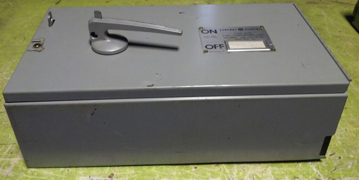 GE THFP224 MODEL 1 FUSIBLE PANELBOARD SWITCH 2P 200A 240VAC 250VDC