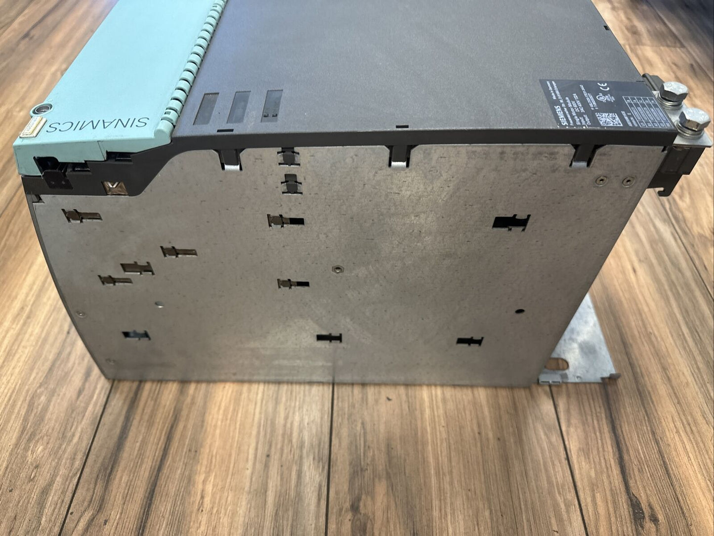 SIEMENS 6SL3120-1TE31-3AA3 SINGLE MOTOR VERSION E OUTPUT 3AC 400V 132A INPUT DC