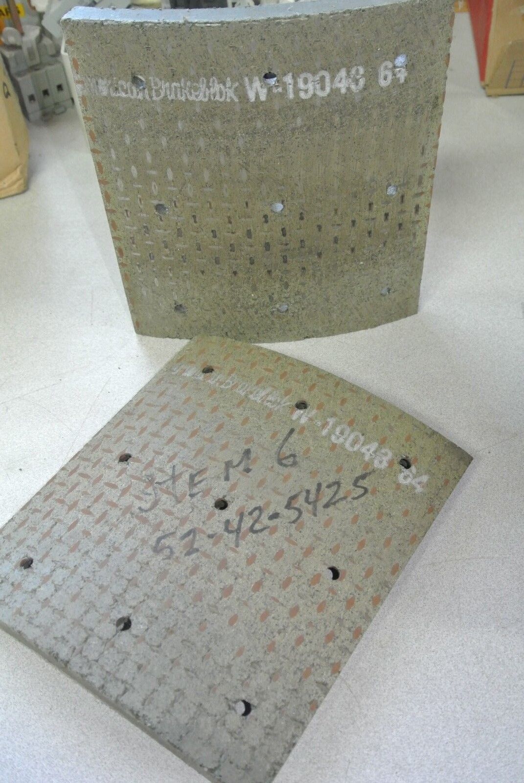 AMERICAN BRAKEBLOK W-19043 64 HEAVY EQUIPMENT BRAKE BLOCK NEW SURPLUS 52-42-5425
