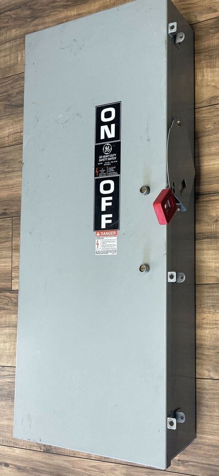 GE TH3224J MODEL 11 FUSIBLE SAFETY SWITCH 200A 240VAC 250VDC 60HP 2P TYPE 1,5,12