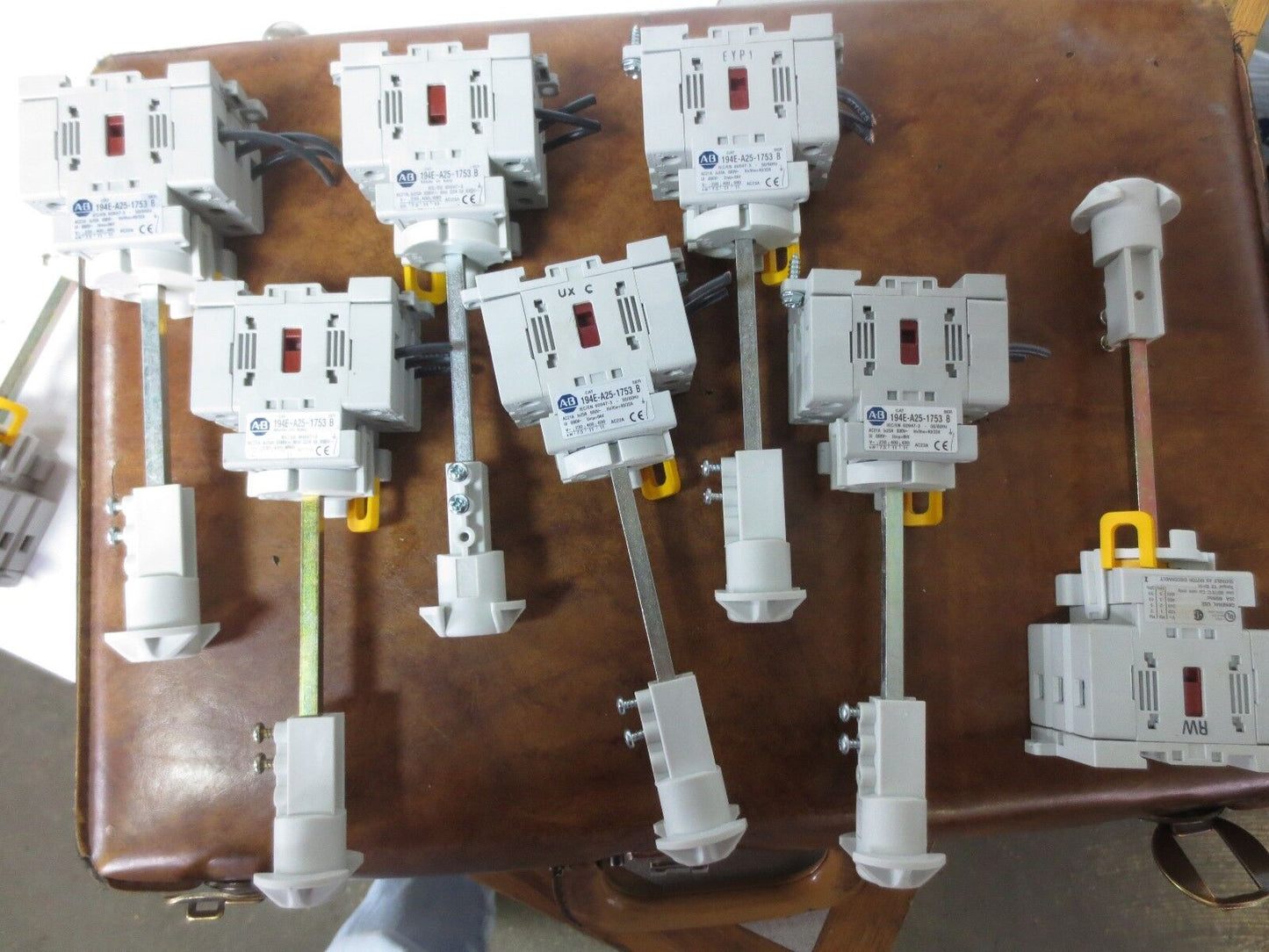 ALLEN-BRADLEY 194E-A25-1753 LOAD SWITCH Ser. B