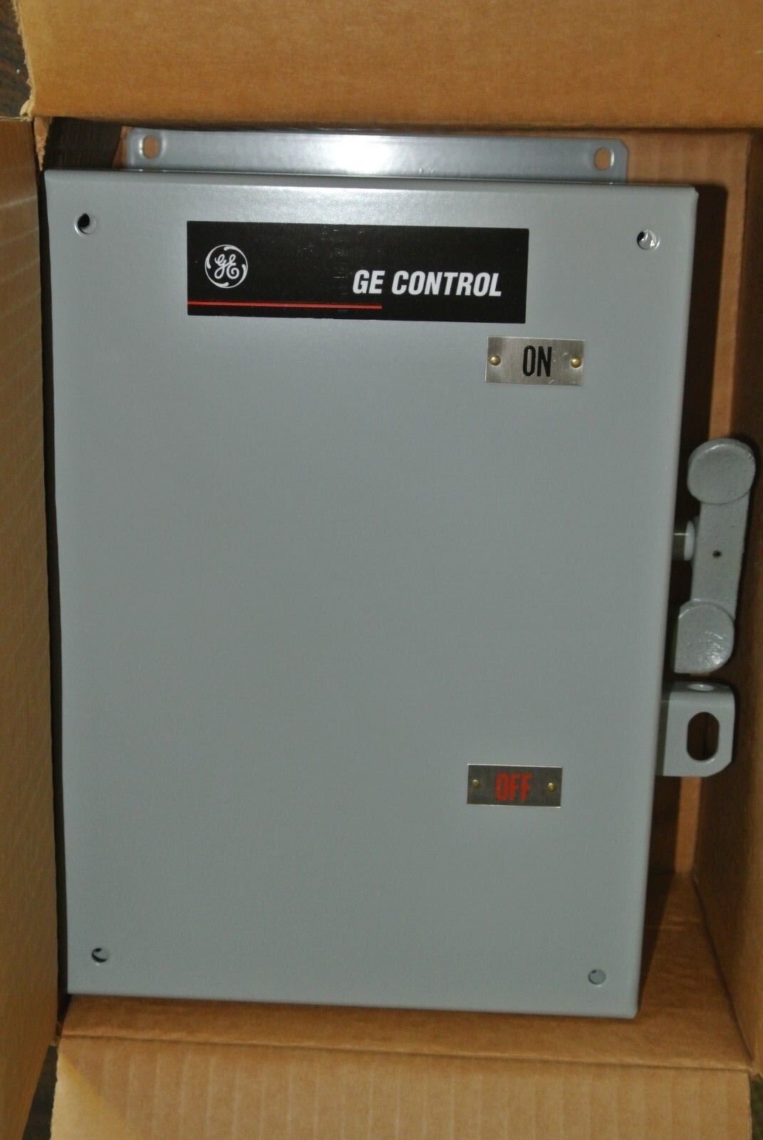 GE CR1062S3BAT3000 - MANUAL MOTOR STARTER, TOGGLE 3-P NO OVERLOAD - NEW SURPLUS