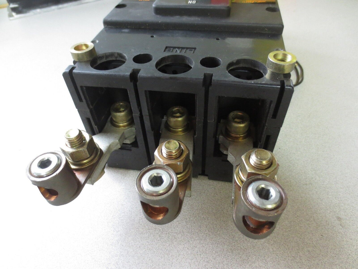 FUJI ELECTRIC EA403A CIRCUIT BREAKER 300A, 660VAC, 250VDC, 3-POLE
