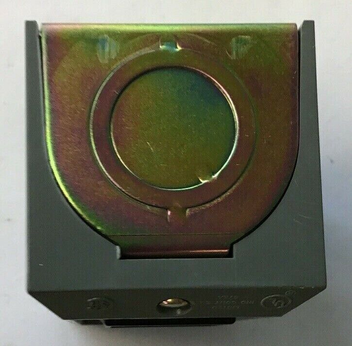 SQUARE D 9001 BG-107 SURFACE MOUNTED STATION UNIV. PUSHBUTTON W/O INSERT SER.A