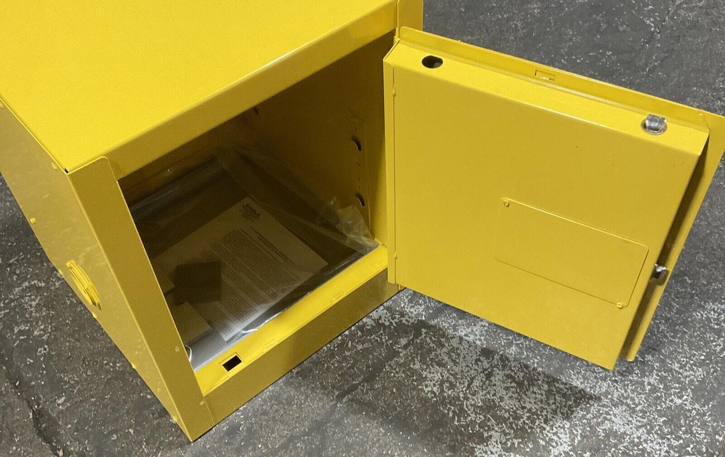 EAGLE MFG. 1904 SAFTEY STORAGE CABINET 4 GALLON