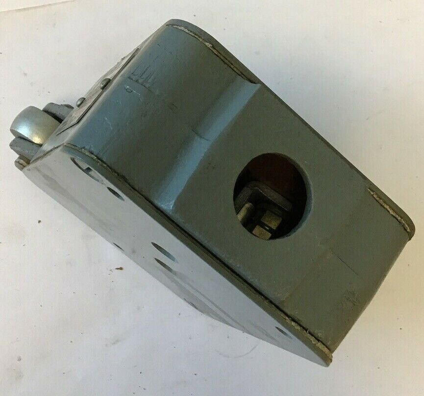 CUTLER HAMMER 10316H57A LIMIT SWITCH 2 1/4LBS 600V RIGHT HAND