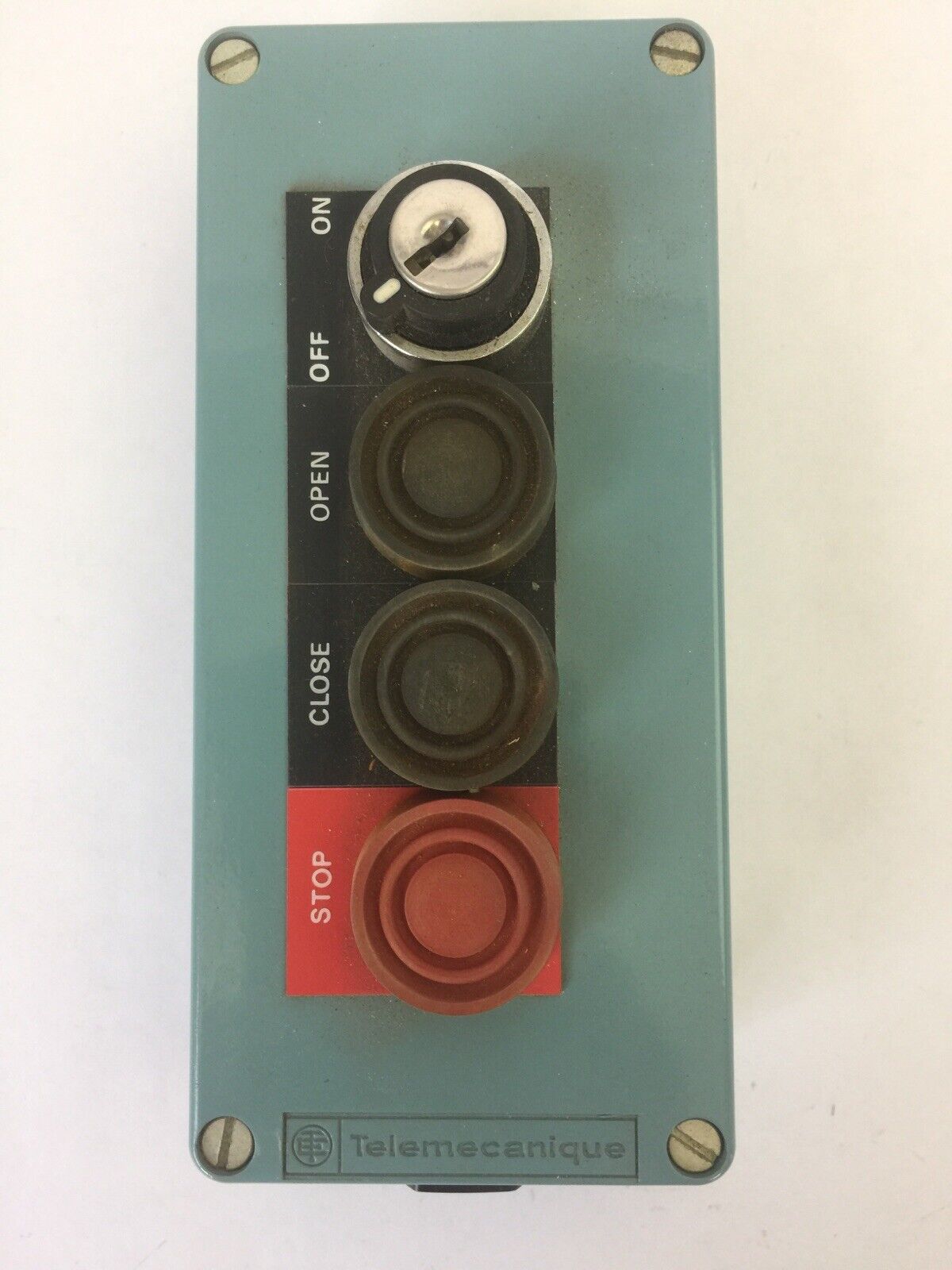 TELEMECANIQUE XAP M 3204 STOP/CLOSE/OPEN PUSH BUTTON ENCLOSURE WITH LOCK