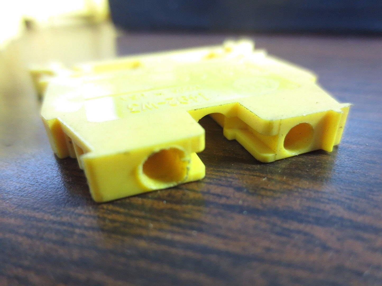 ALLEN-BRADLEY 1492-W3 TERMINAL BLOCKS - YELLOW - LOT of 20 - 1492-W3-Y