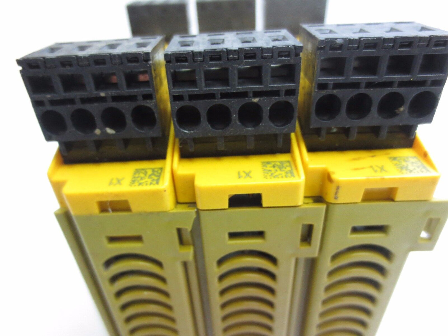 PILZ PNOZ mo4p 773536 SAFETY RELAY OUTPUT MODULE 240VAC, 6A / 24V, 6A LOT of 3