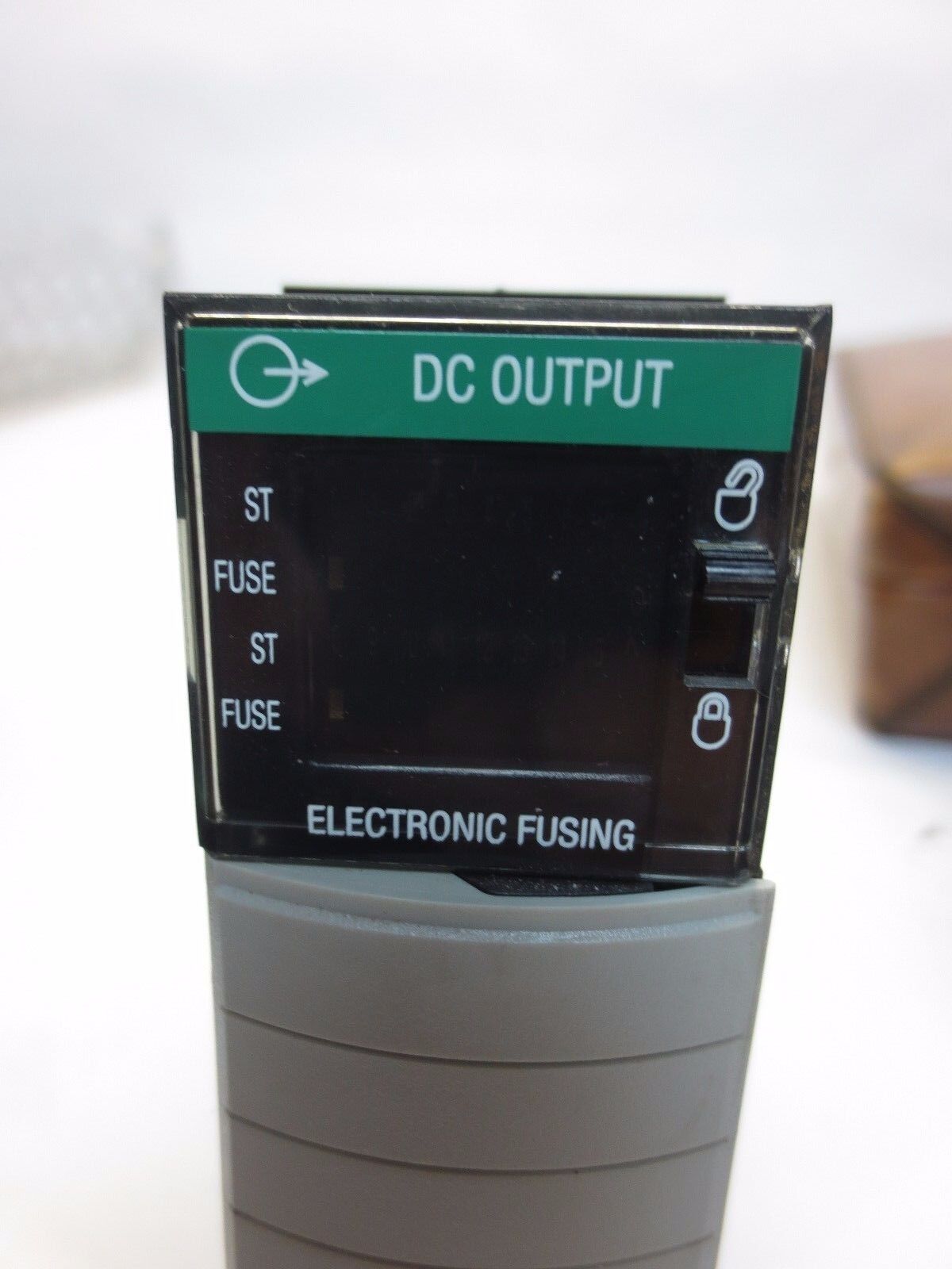 ALLEN-BRADLEY 1756-OV16E/A Ser. A CONTROLLOGIX DC OUTPUT16 PT24VDC SINK 10-30VDC