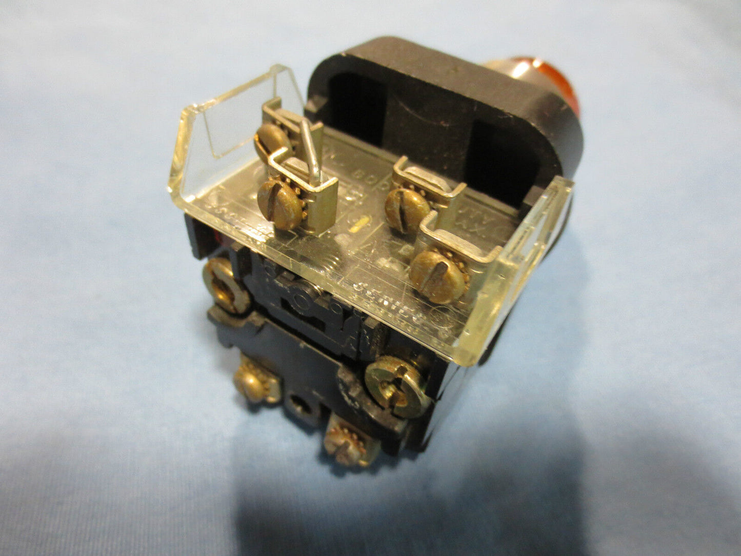 ALLEN-BRADLEY 800T-998422 Ser. B ILLUMINATED PUSH BUTTON AMBER