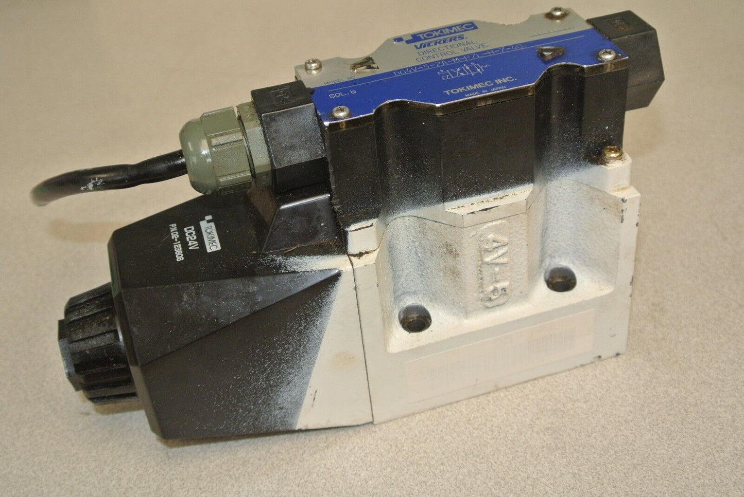 TOKIMEC / VICKERS DG4V-S-2A-M-P7L-H-7-40 DIRECTIONAL CONTROL VALVE / 24VDC COIL