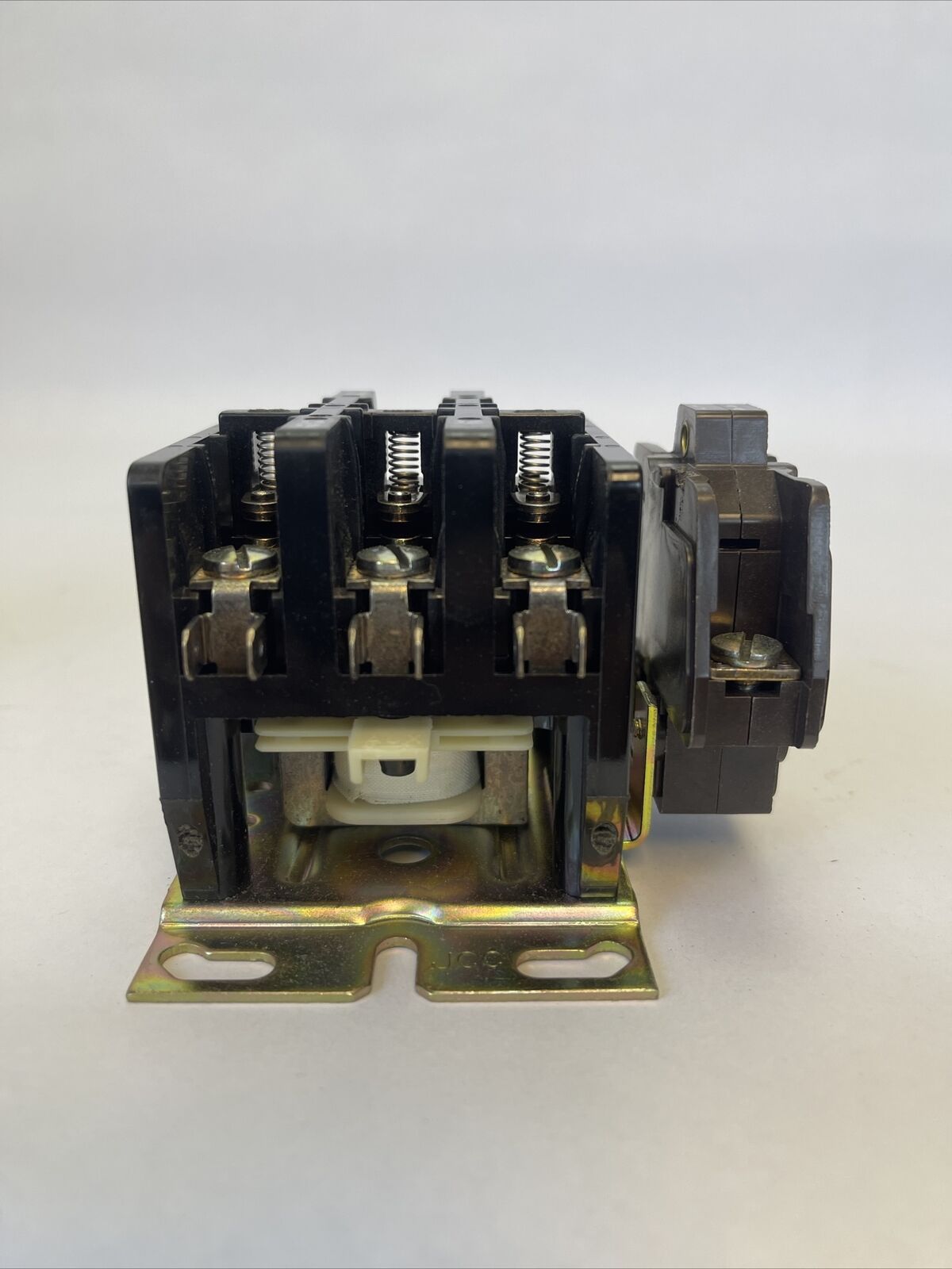 JOSLYN CLARK DP3C304-24 DEFINITE PURPOSE CONTACTOR A77-309027A-3 600VAC COIL 24V