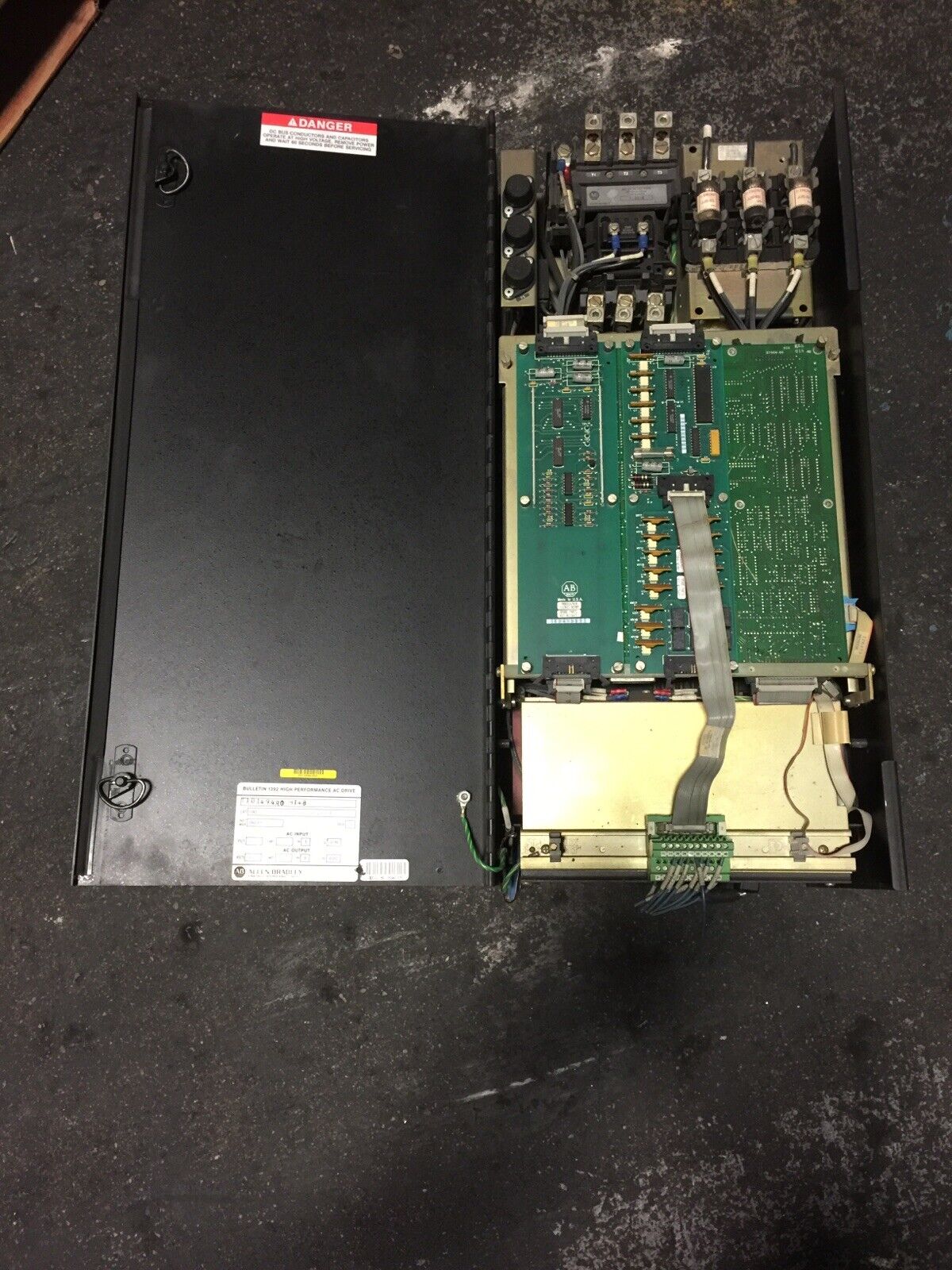 ALLEN BRADLEY 1392-B100-RK-MC-B-D1-F2-F4 AC DRIVE OUTPUT 440VAC 60A 3PH INPUT