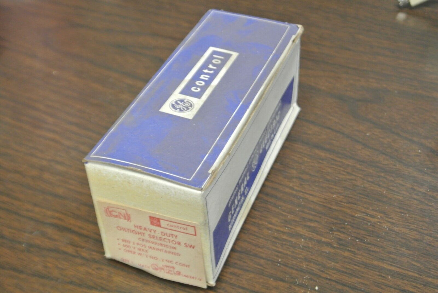 GENERAL ELECTRIC CR2940UB203M HD OILTIGHT SELECTOR SWITCH / RED / NEW SURPLUS