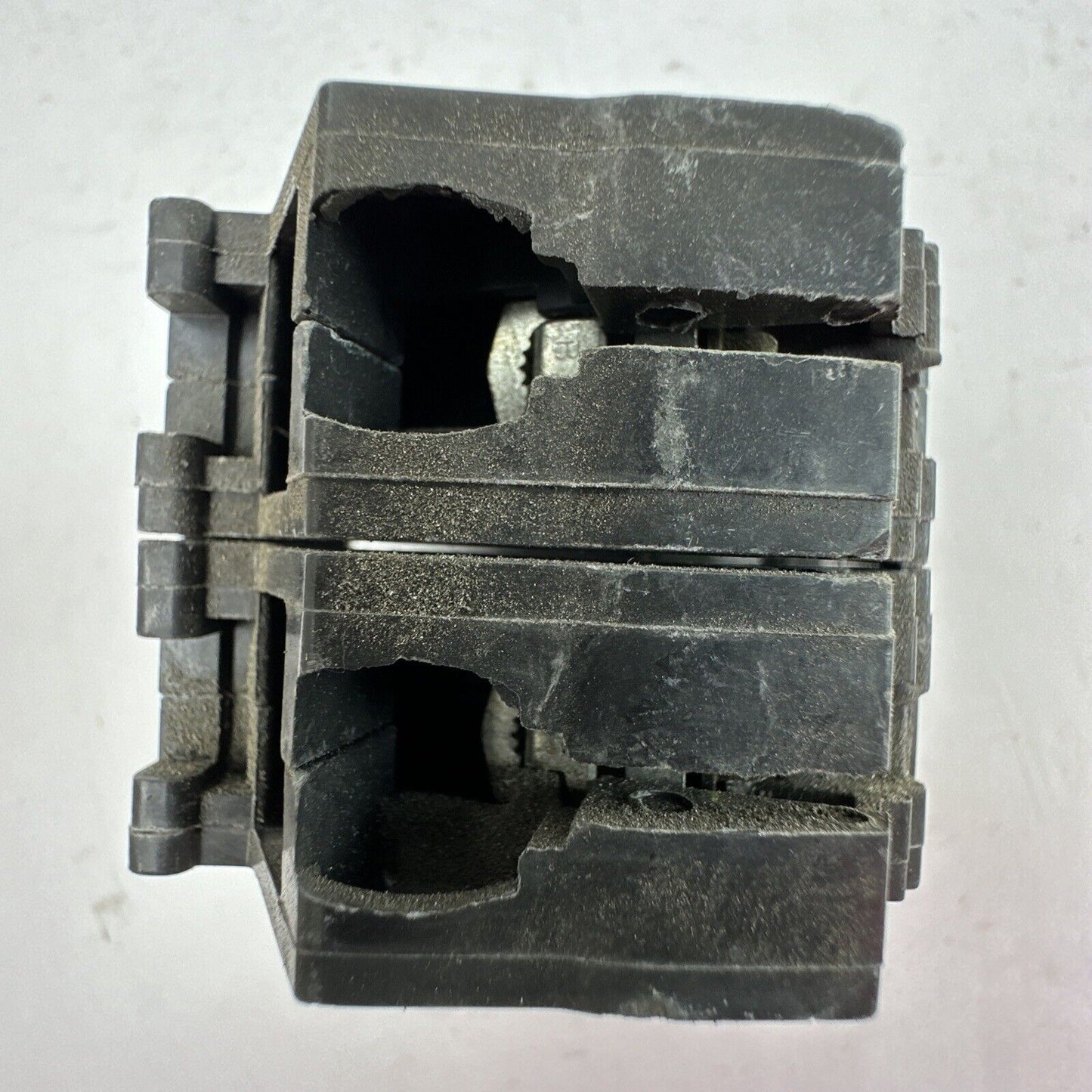 GE THQB2130 CIRCUIT BREAKER 30AMP 2POLE 120/240VAC HAS CRACKED/CHIPPED PLASTIC