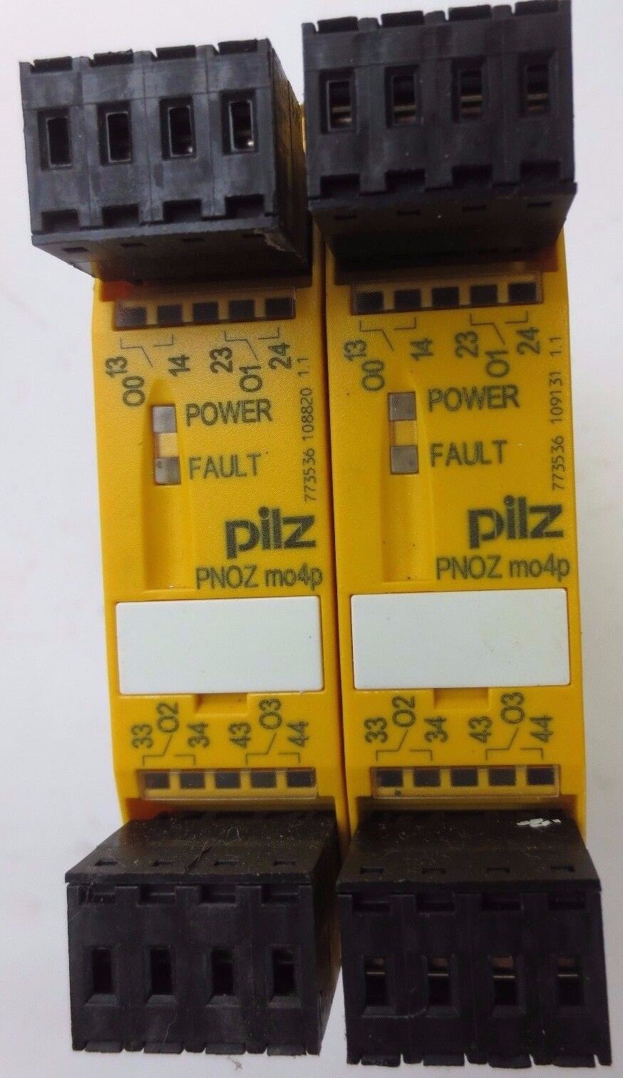 PILZ PNOZ mo4p 773536 SAFETY RELAY OUTPUT MODULE 240VAC, 6A / 24V, 6A LOT of 2