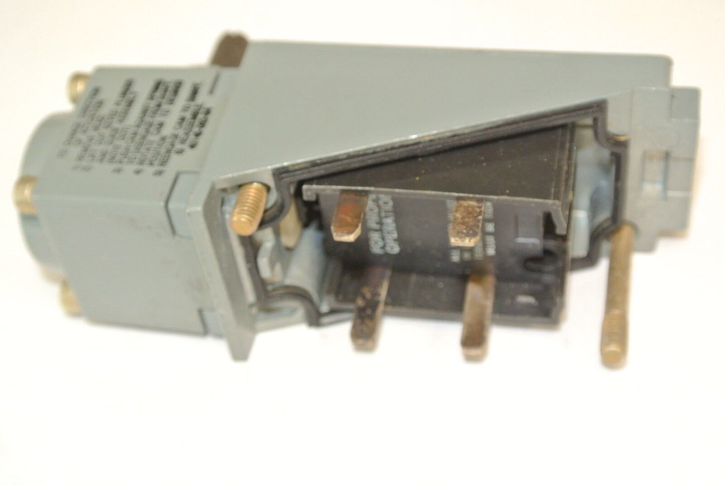 ALLEN-BRADLEY 802T-H1P1 PLUG-IN OILTIGHT LIMIT SWITCH / LEVER TYPE / NEW SURPLUS