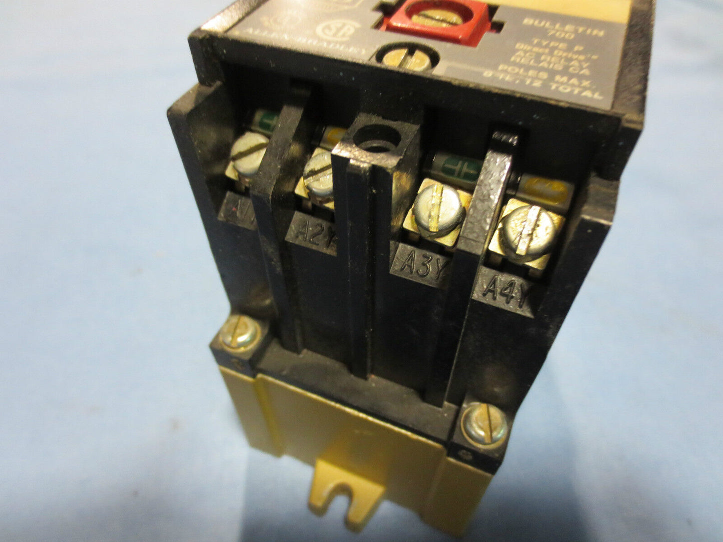 ALLEN-BRADLEY 700-P400A1 Ser. A - AC RELAY / w/ 700-PB40